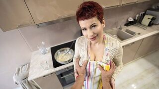 Милфа Лиза Пинелли покрыла свои большие сиськи спермой пасынка после того, как трахнула его сиськами - PervNana порно